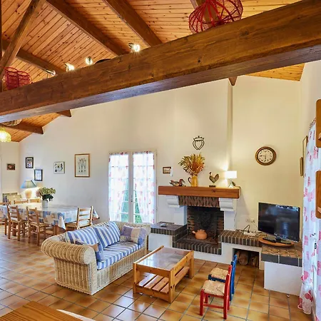 Hébergement de vacances Maison Spacieuse 9 Pers, Proche Plage, Terrasse Et Jardin - - Fr-1-323-446 *