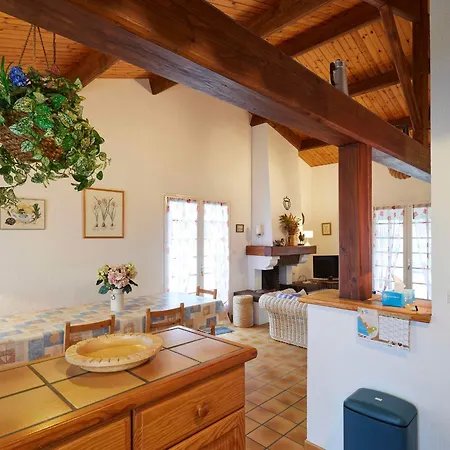 Hébergement de vacances Maison Spacieuse 9 Pers, Proche Plage, Terrasse Et Jardin - - Fr-1-323-446 *